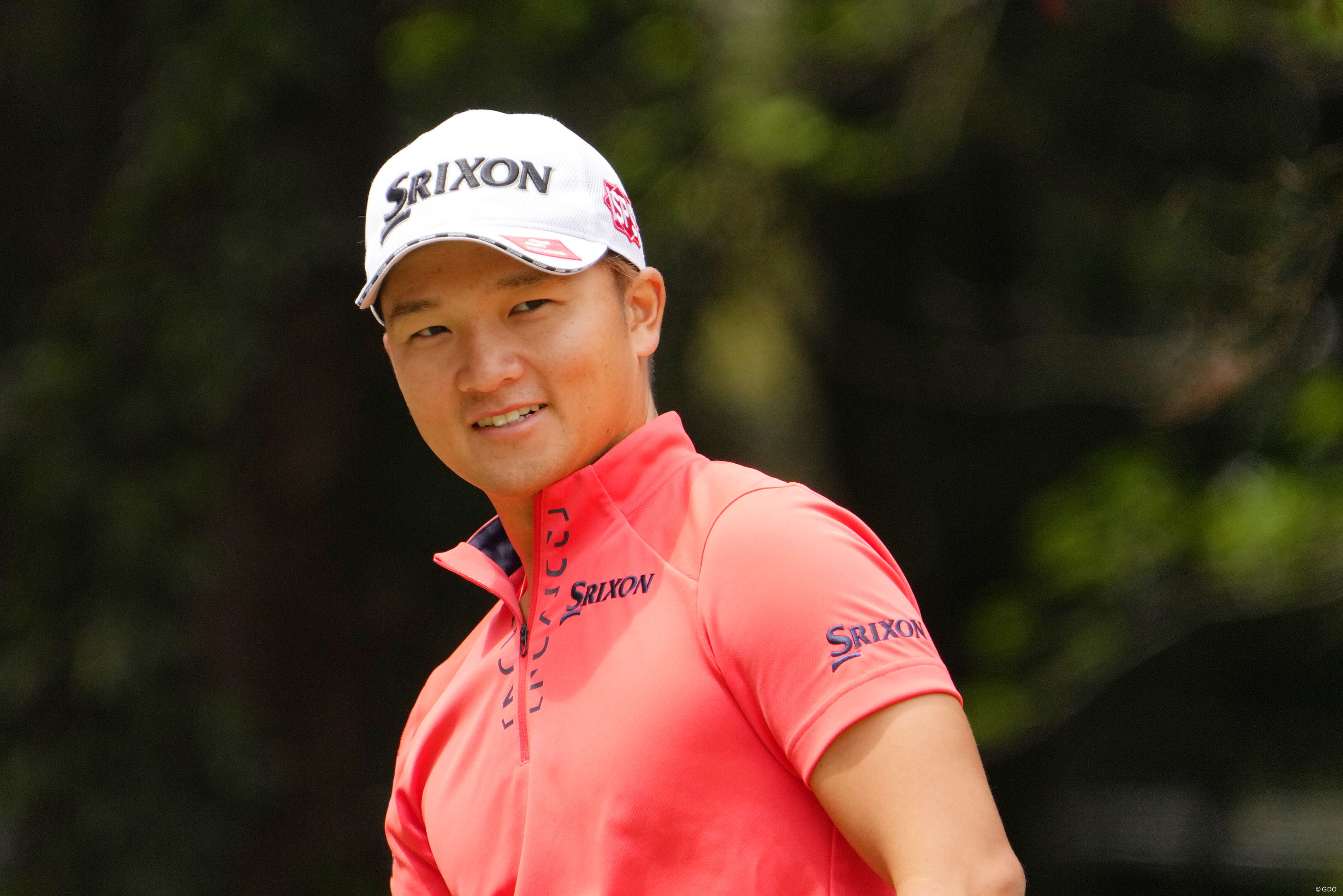 ティショットがフェアウェイセンターへ、笑顔を見せる