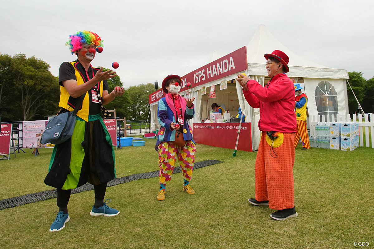華やかな雰囲気でお客さんを楽しませる
