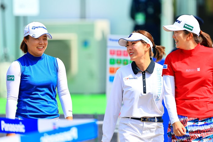 堀奈津佳（中央）、堀琴音（右）の姉妹と同組だった 2023年 パナソニックオープンレディースゴルフトーナメント 初日 永峰咲希