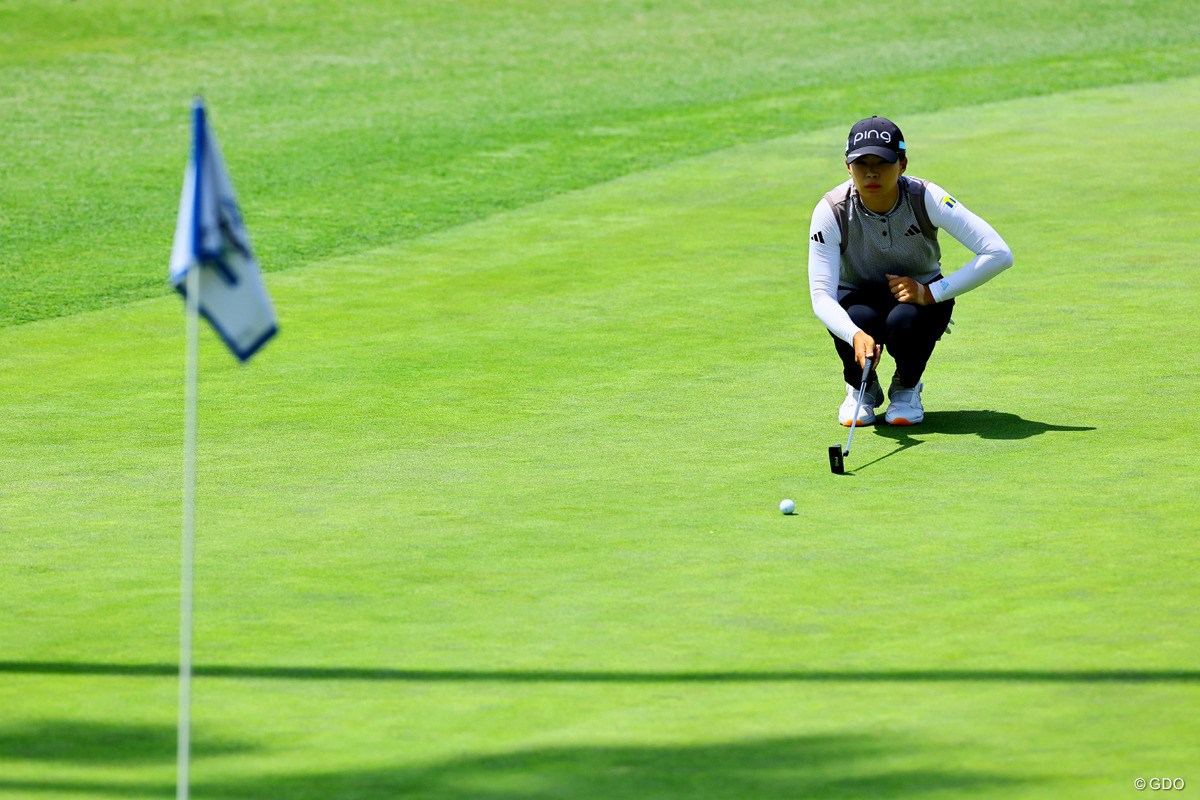 厚さ1.55mmのコインでイメトレ ポアナ芝ってどれくらい「ポコポコ」？ 【LPGAツアー 米国女子】 ｜GDO ゴルフダイジェスト・オンライン