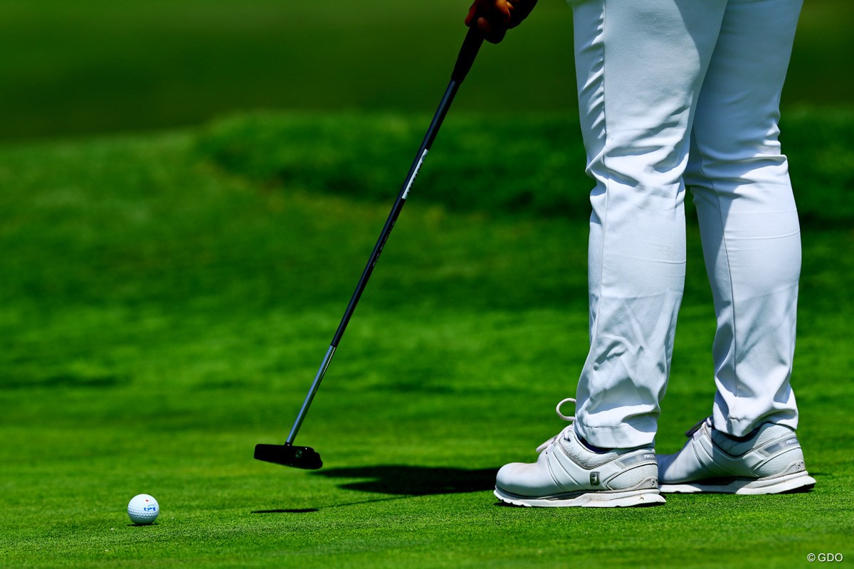 厚さ1.55mmのコインでイメトレ ポアナ芝ってどれくらい「ポコポコ」？ 【LPGAツアー 米国女子】 ｜GDO ゴルフダイジェスト・オンライン