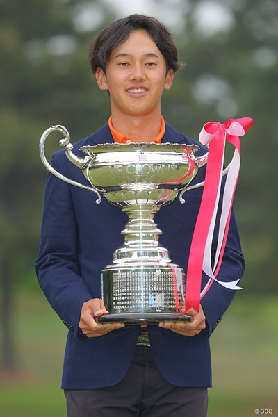 ローアマ獲得！それにしても日本オープンチャンピオンかと思うぐらい大きなカップです。