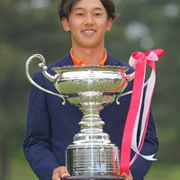 ローアマ獲得！それにしても日本オープンチャンピオンかと思うぐらい大きなカップです。 2023年 中日クラウンズ 最終日 長谷川貴優