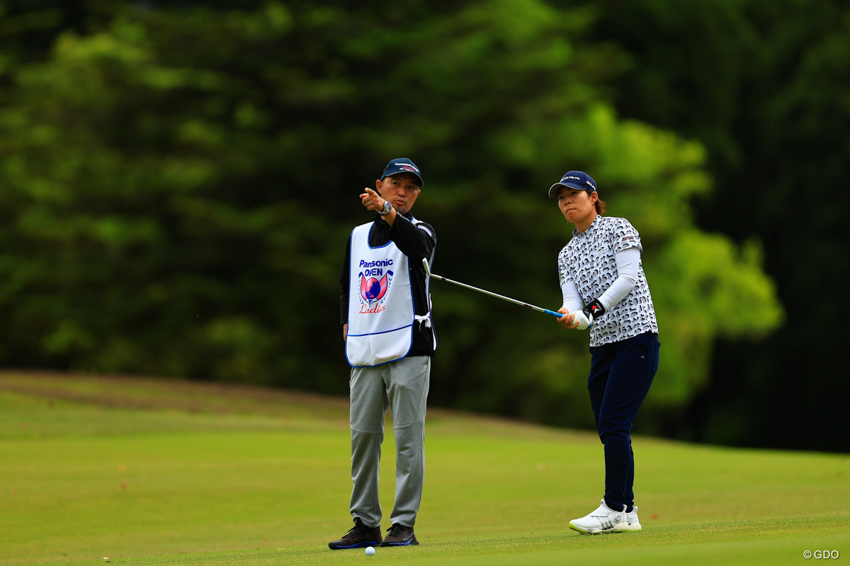 石井雄二コーチ（左）と8年ぶりにタッグを再結成。今週はキャディを務めた