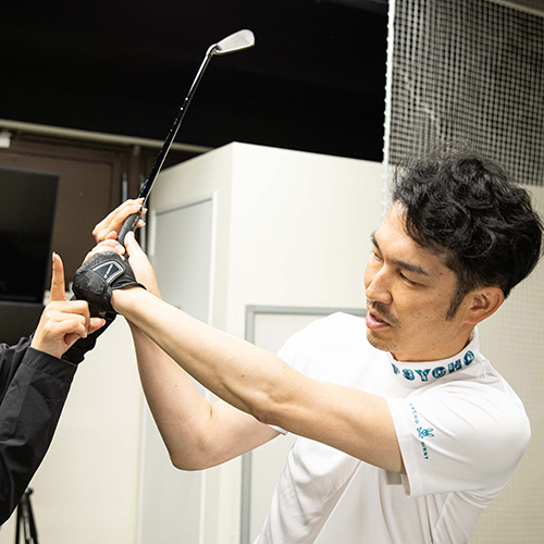 「スライス→ドロー」への第一歩 シャフトクロスを“ボードドリル”で直す