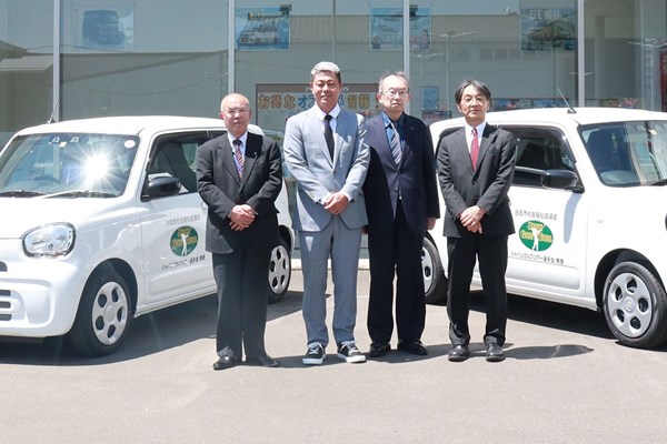ジャパンゴルフツアー選手会 東北3県への4WD車寄贈式に出席した谷原秀人会長（左から2人目、提供JGTO）