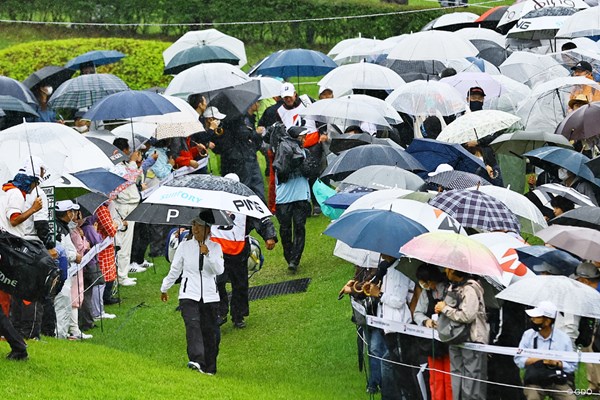 大雨の中でも2000人以上のギャラリーが来場した