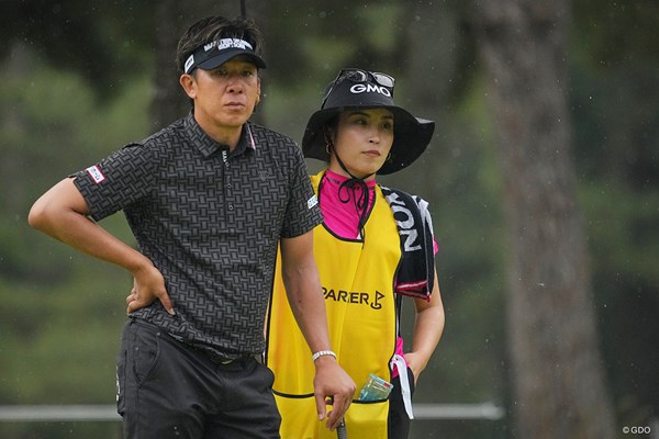 2023年 ゴルフパートナー PRO-AMトーナメント 2日目 上井邦浩 今週は脇元華の妹・桜さん（右）がキャディを務める
