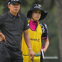 今週は脇元華の妹・桜さん（右）がキャディを務める 2023年 ゴルフパートナー PRO-AMトーナメント 2日目 上井邦浩