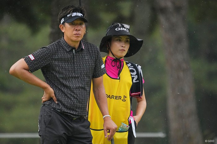 今週は脇元華の妹・桜さん（右）がキャディを務める 2023年 ゴルフパートナー PRO-AMトーナメント 2日目 上井邦浩