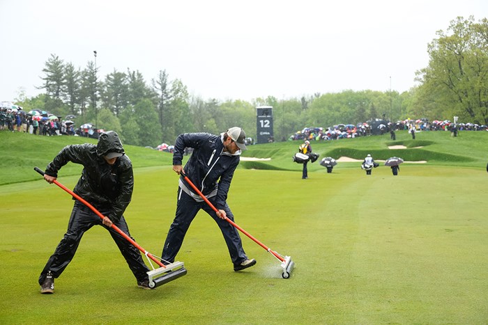 メンテナンスも全力(Maddie Meyer／PGA of America via Getty Images) 2023年 全米プロゴルフ選手権 3日目 コース