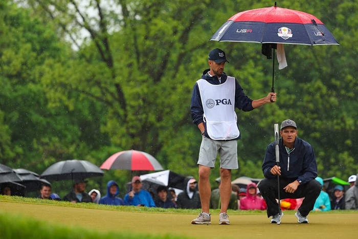 LIV移籍により出られなくなったライダーカップの傘で雨をしのぐ(Maddie Meyer／PGA of America via Getty Images) 2023年 全米プロゴルフ選手権 3日目 ブライソン・デシャンボー