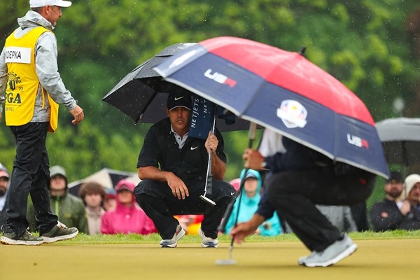 ライン読みに集中するケプカ(Maddie Meyer／PGA of America via Getty Images)