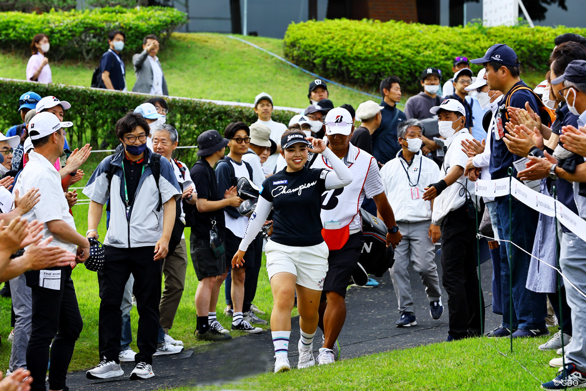 大勢のギャラリーに見守られてツアー通算8勝目