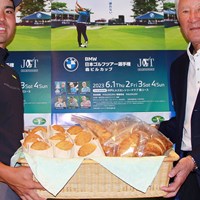 名物のカレーパンとクロワッサンをPR 2023年 BMW 日本ゴルフツアー選手権 森ビルカップ 事前 蝉川泰果 青木功