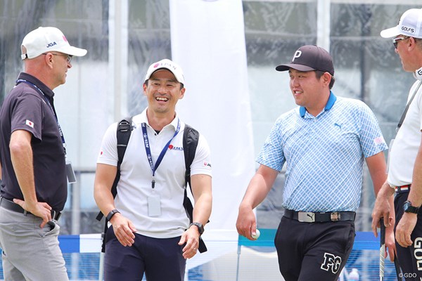 2023年 BMW 日本ゴルフツアー選手権 森ビルカップ 事前 ガレス・ジョーンズ 米澤蓮 開幕前日にはジョーンズ氏（左端）と話し込む場面もあった