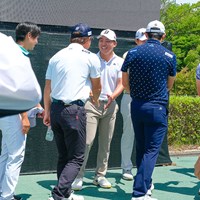 どさくさに紛れてプロ同士も握手 2023年 ASO飯塚チャレンジドゴルフトーナメント 事前 ファンサービス