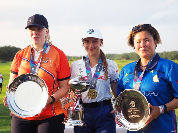 女子個人で優勝したルチア・チェルマーコヴァ（中央）と3位の三浦尚子（右）