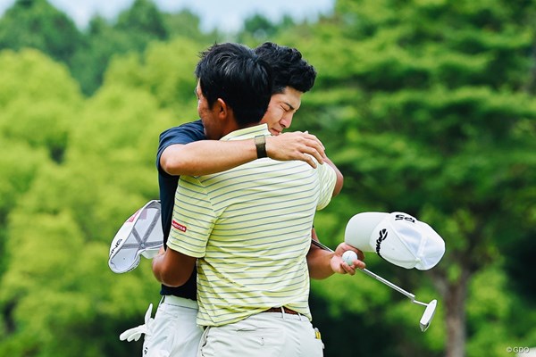 2023年 ASO飯塚チャレンジドゴルフトーナメント 最終日 中島啓太 目標の人・金谷とハグし、祝福の言葉をもらった