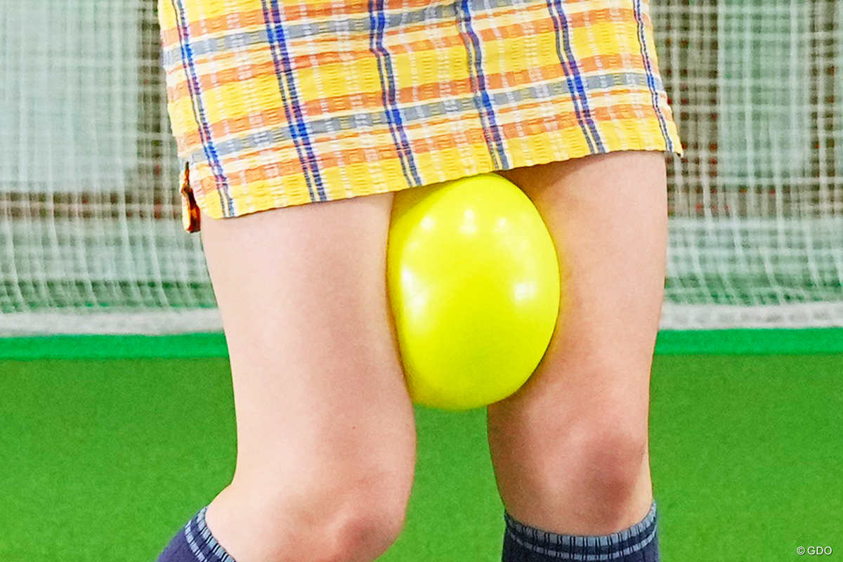 太ももでボールをギュッ！ 脚の力でヘッドスピードUP 岸部華子