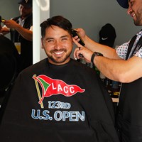 散髪中のジェイソン・デイ。バリカンでサイドを刈り上げ 2023年 全米オープン 事前 ジェイソン・デイ