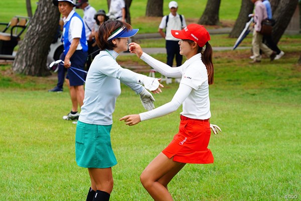 2023年 日本女子アマチュアゴルフ選手権 3日目 近賀博子 馬場咲希 同組でプレーした2人はホールアウトしてすぐにハグ