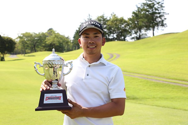 3人プレーオフを制してプロ初優勝を飾った生源寺龍憲（大会提供）