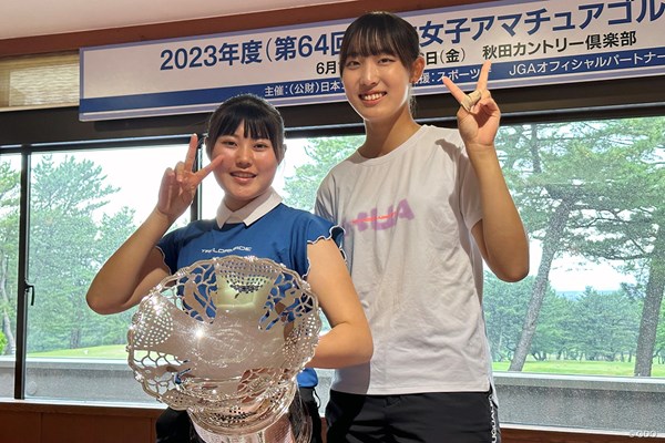 2023年 日本女子アマチュアゴルフ選手権 最終日 飯島早織 馬場咲希 クラブハウスで記念写真。来週は一緒に世界一を狙う