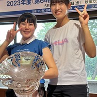 クラブハウスで記念写真。来週は一緒に世界一を狙う 2023年 日本女子アマチュアゴルフ選手権 最終日 飯島早織 馬場咲希