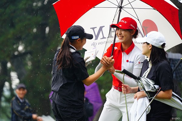 2023年 日本女子アマチュアゴルフ選手権 最終日 飯島早織 馬場咲希 自身のプレーを終えてから2時間近く待っていた馬場咲希に祝福された