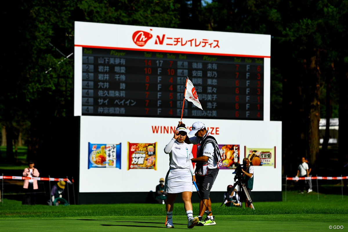 2位に4打差をつけて最終日へ