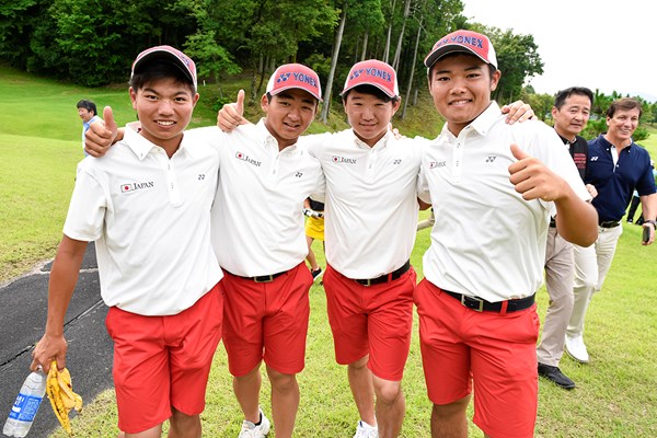 団体戦Vの男子チーム（左から小川寿興翔、丸尾怜央、佐藤快斗、本大志）※大会提供