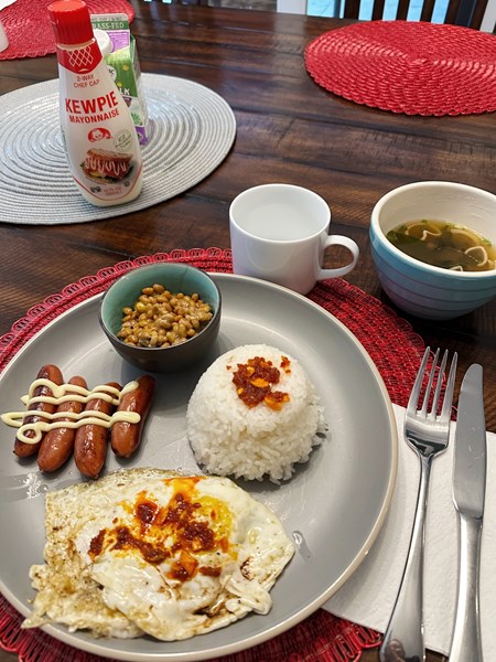 定番の朝ごはん。味噌汁、ごはん、目玉焼き、あらびきソーセージ、納豆