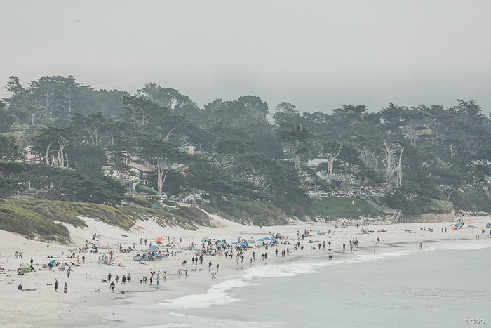 ダウンがいるくらいの寒さだけどビーチは大盛況 2023年 全米女子オープン 事前 ペブルビーチ