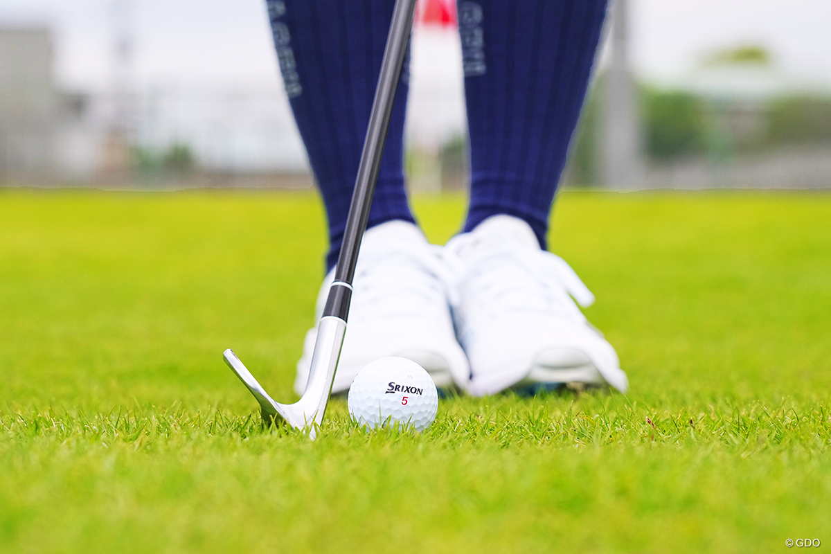 なぜ転がしアプローチはボールを右足寄りに置くのか？ 岸部華子