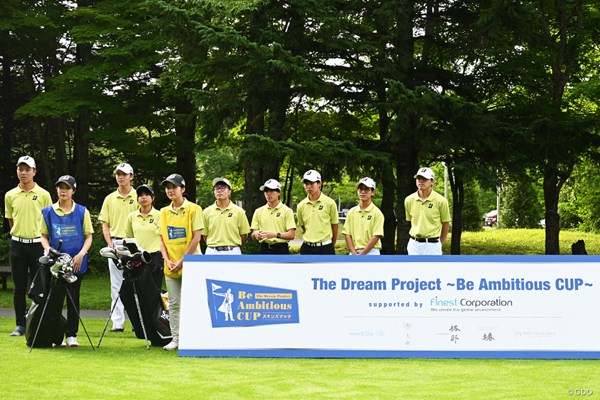 プロジェクトに参加した北海学園札幌高のゴルフ部の生徒ら
