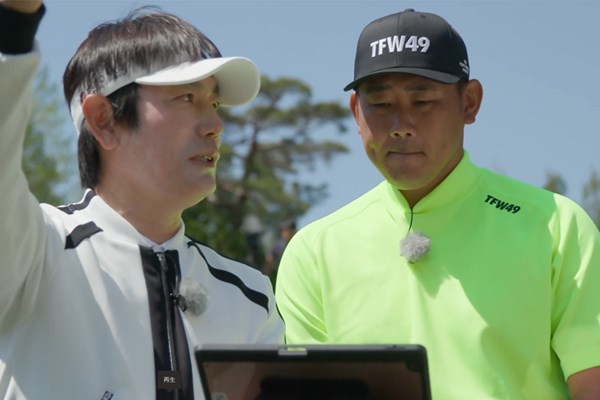 松坂大輔(右)が初めて内藤雄士コーチからレッスンを受ける。提供：AbemaTV,Inc