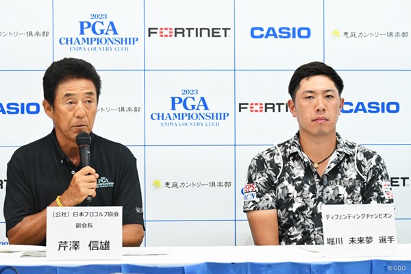 コースセッティングについて語るPGAの芹澤信雄副会長（左）と前年大会覇者の堀川未来夢