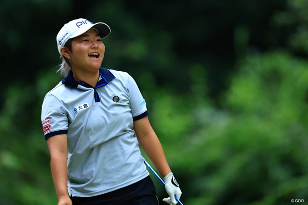 20歳の宮澤美咲が首位をキープして決勝ラウンドに折り返した