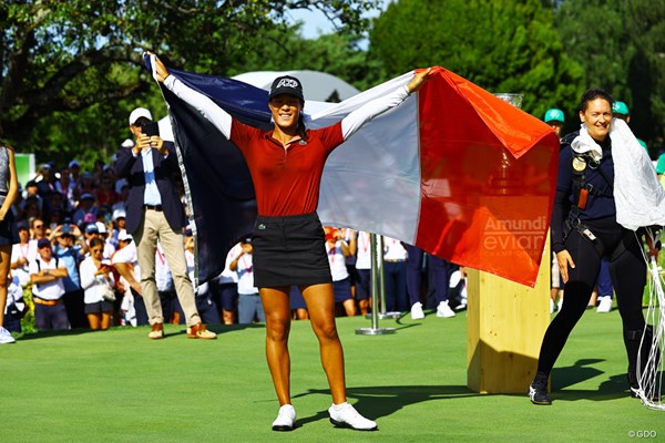 2023年 アムンディ エビアン選手権 最終日 セリーヌ・ブティエ フランス国旗を手に笑顔を見せた