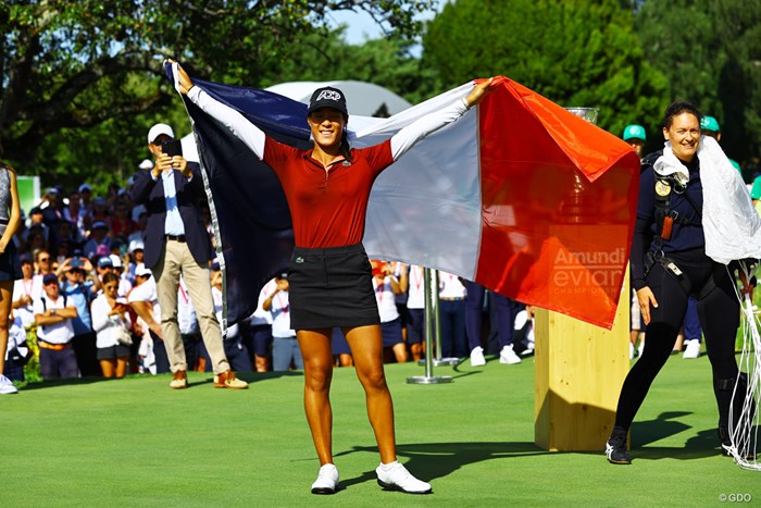 フランス国旗を手に笑顔を見せた 2023年 アムンディ エビアン選手権 最終日 セリーヌ・ブティエ
