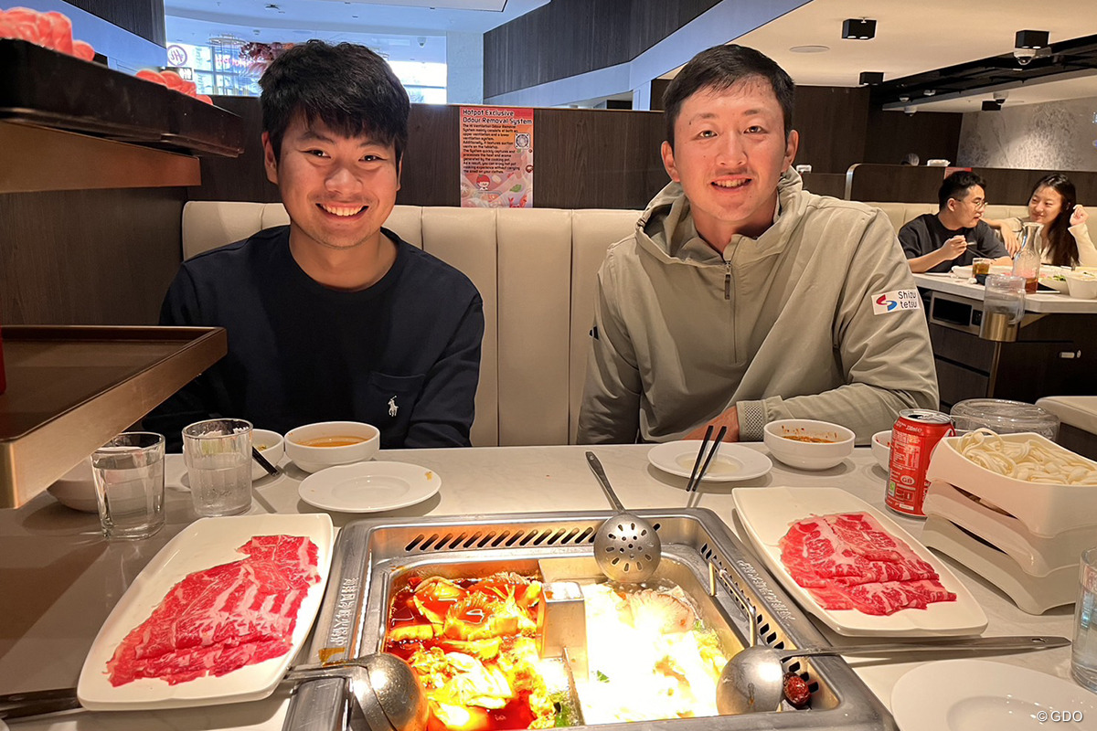 イングランドで食べた火鍋がおいしかった…隣は久常涼（撮影は川村昌弘）