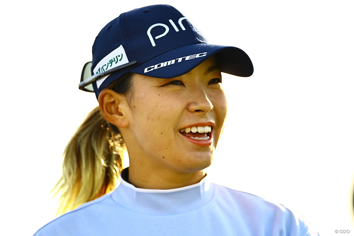 初日をプレーする渋野日向子