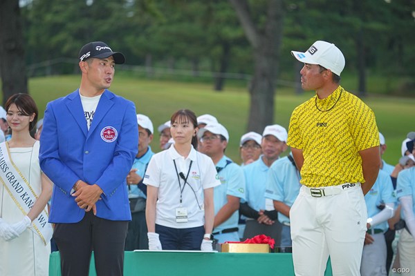 中島啓太（左）と蝉川泰果。優勝を争った2人は表彰式で会話する場面も。