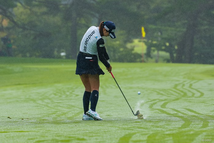 お願い、雨やんでー! 2023年 NEC軽井沢72ゴルフトーナメント 初日 金澤志奈