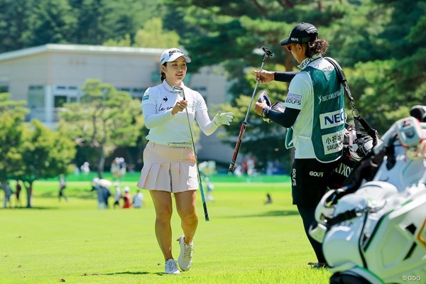 2023年 NEC軽井沢72ゴルフトーナメント 初日 小祝さくら 今週、小祝さくらがバッグを預けるのは照井浩二キャディ