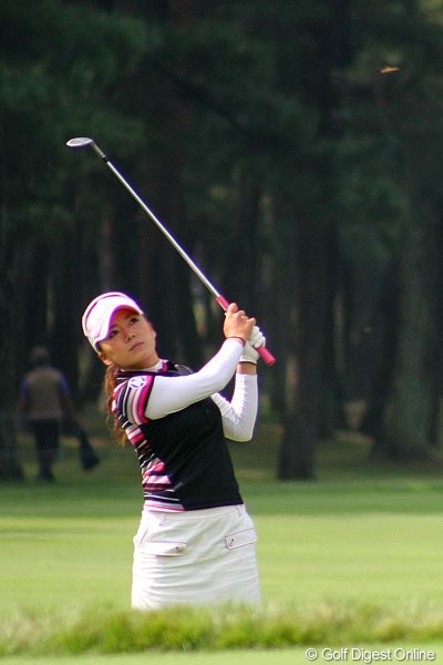 2010年 日本女子オープンゴルフ選手権競技事前情報 有村智恵 ラフからのショットを中心に最後の練習ラウンドを行った有村智恵
