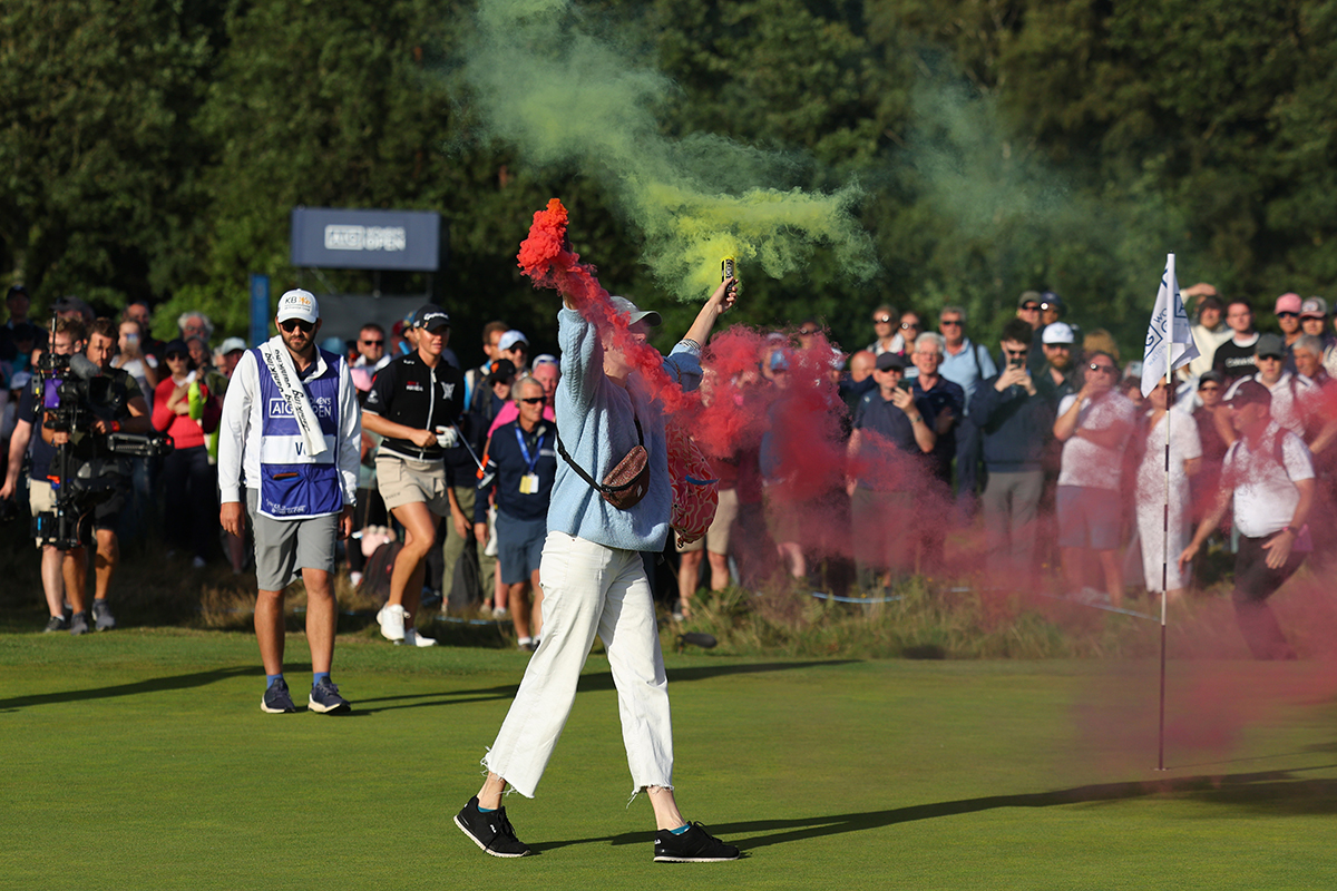 環境活動家がグリーンに乱入した（ Andrew Redington Getty Images）