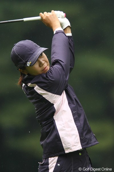 2010年 日本女子オープンゴルフ選手権競技初日 李知姫 ドライバーショットが安定していました。15番で唯一フェアウェイを外してボギーを1つ叩くも、3アンダー単独3位です。