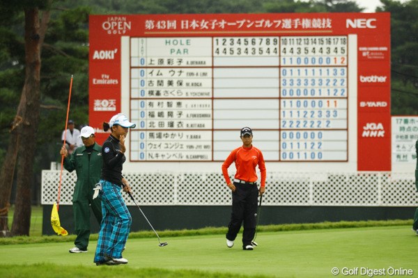 2010年 日本女子オープンゴルフ選手権競技初日 有村智恵 アイアンショットとパッティングが好調で、6つのバーディーを奪取。しかし、ドライバーショットがフェアウェイを外れると、ボギーやダボも・・・。2アンダー4位タイです。